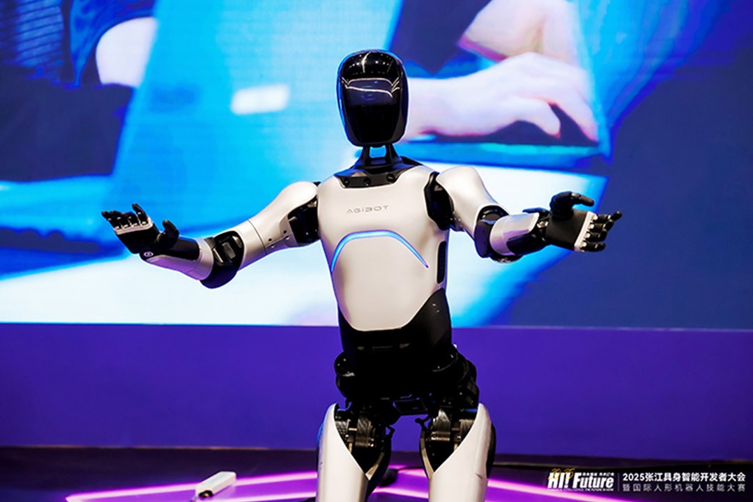 星空电竞-全场景新体验，海信电视多款全球首创新品亮相AWE